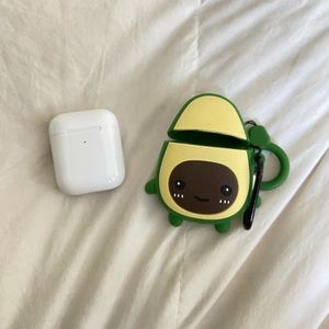 APPLE AIRPODS WITH WIRELESS CHARGING CASE